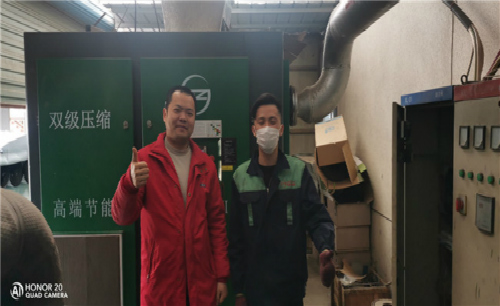 薩震節能空壓機售后服務鐵軍為南通客戶安裝空壓機現場！